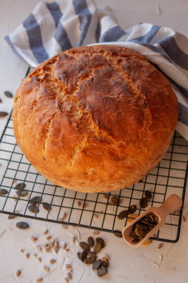 Chleb z ziarnami pieczony w garze