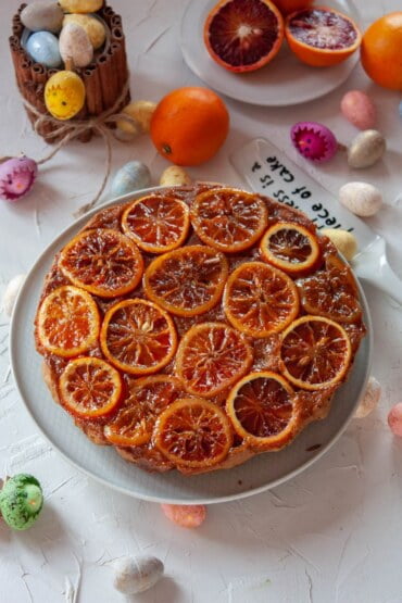 Odwrócone ciasto z czerwoną pomarańczą