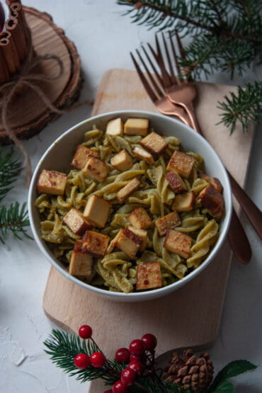 Makaron z zielonego groszku z pesto i tofu