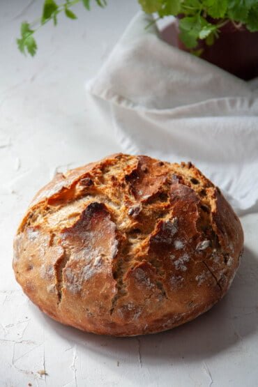 Chleb z mąka razową i pestkami dyni