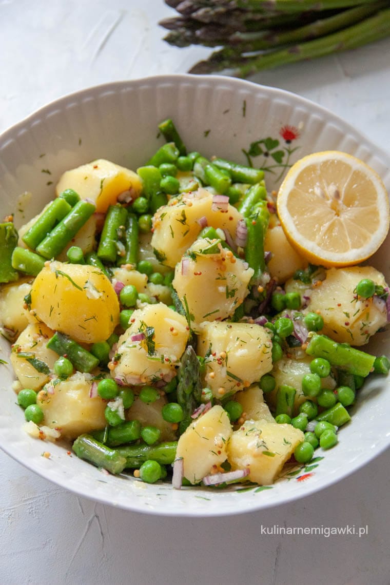 Sałatka ziemniaczana z groszkiem i szparagami