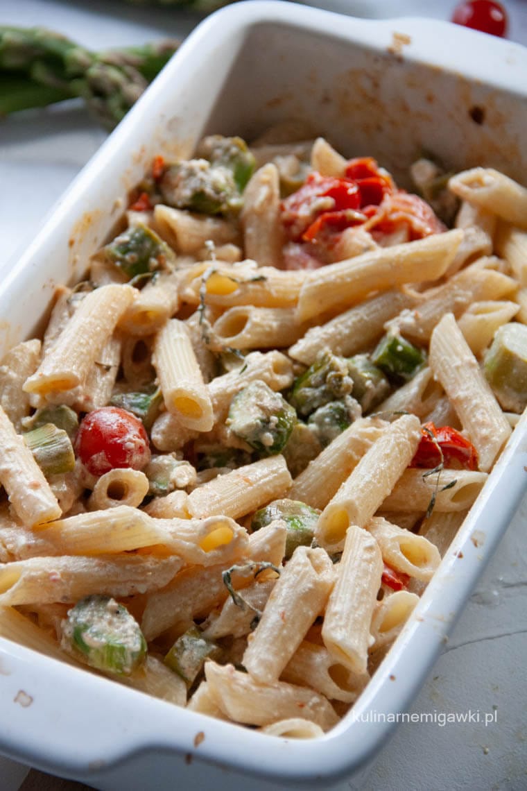 Makaron z pieczoną fetą i szparagami