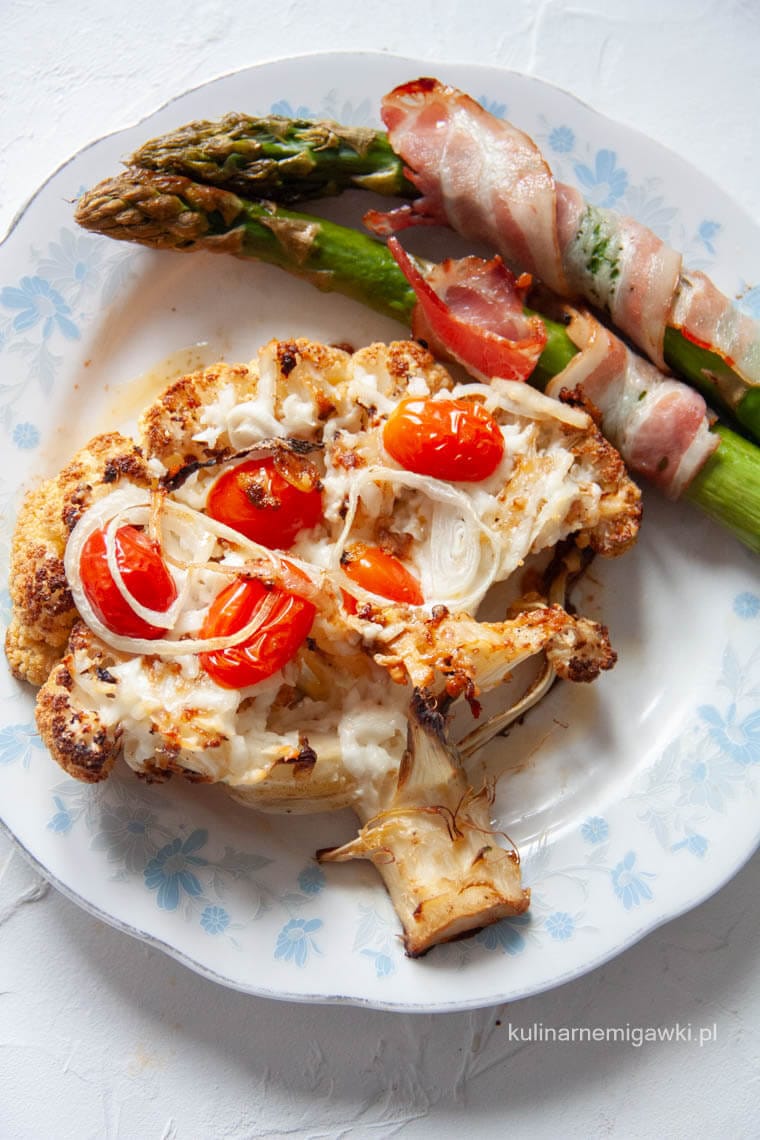 Steki z kalafiora z halloumi i pomidorkami 7 steki z kalafiora z halloumi