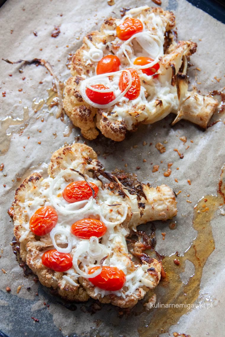 Steki z kalafiora z halloumi i pomidorkami