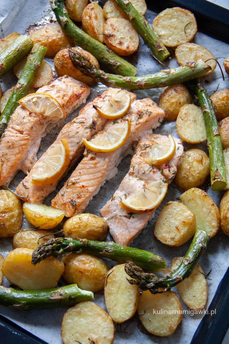 Pieczony łosoś z młodymi ziemniakami i szparagami