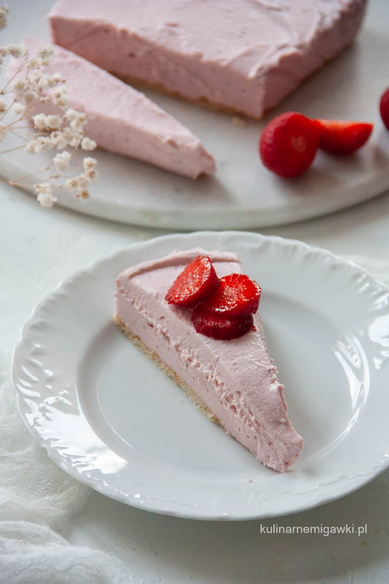 Sernik truskawkowy bez pieczenia