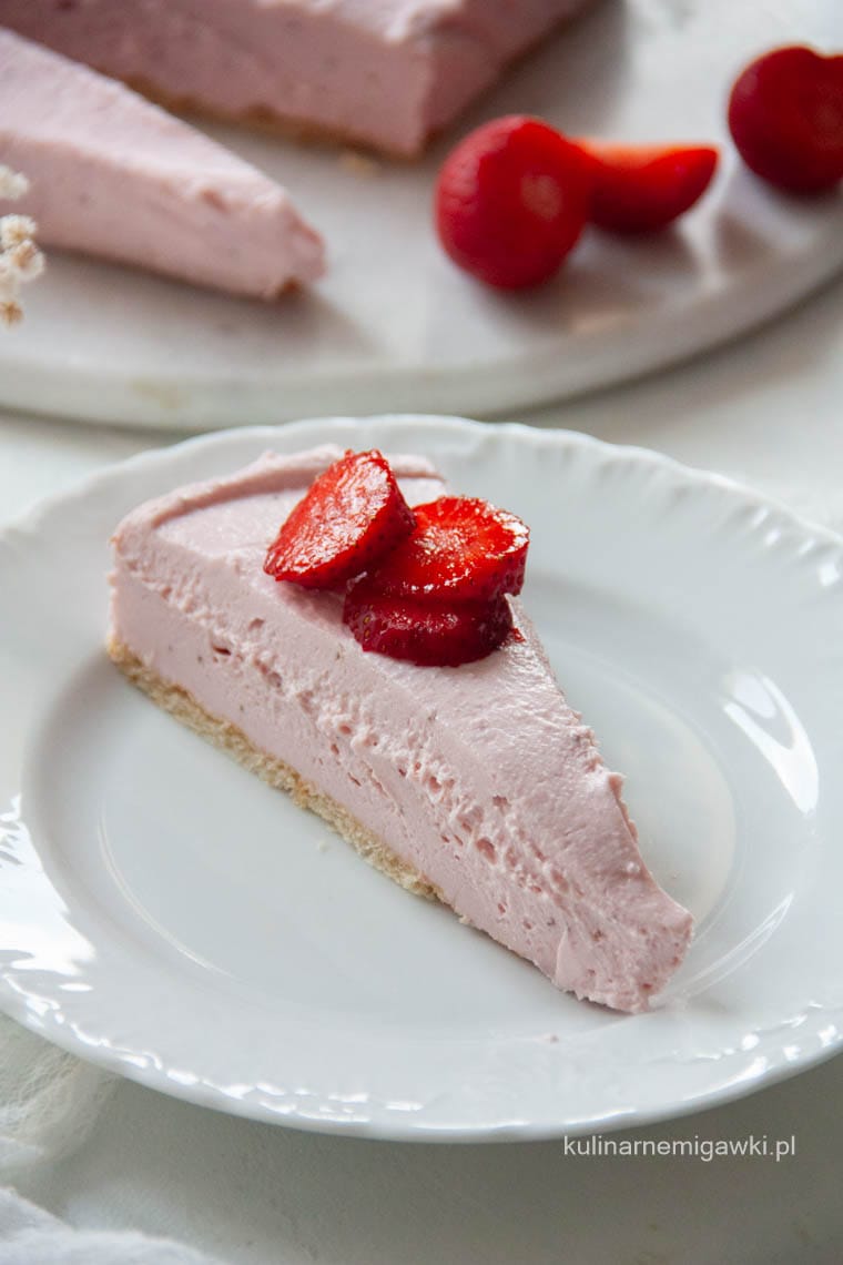 Sernik truskawkowy bez pieczenia