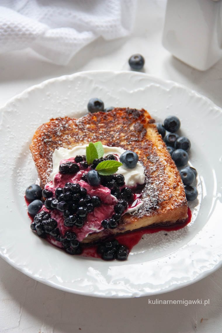 Milk Toast z Sosem Jagodowym i Jogurtem Greckim