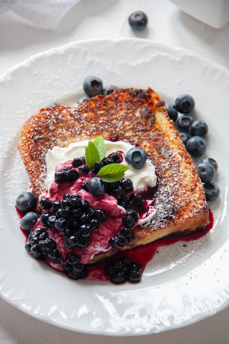 Milk Toast z Sosem Jagodowym i Jogurtem Greckim