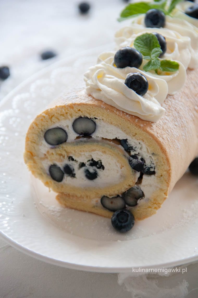 Rolada biszkoptowa z borówkami