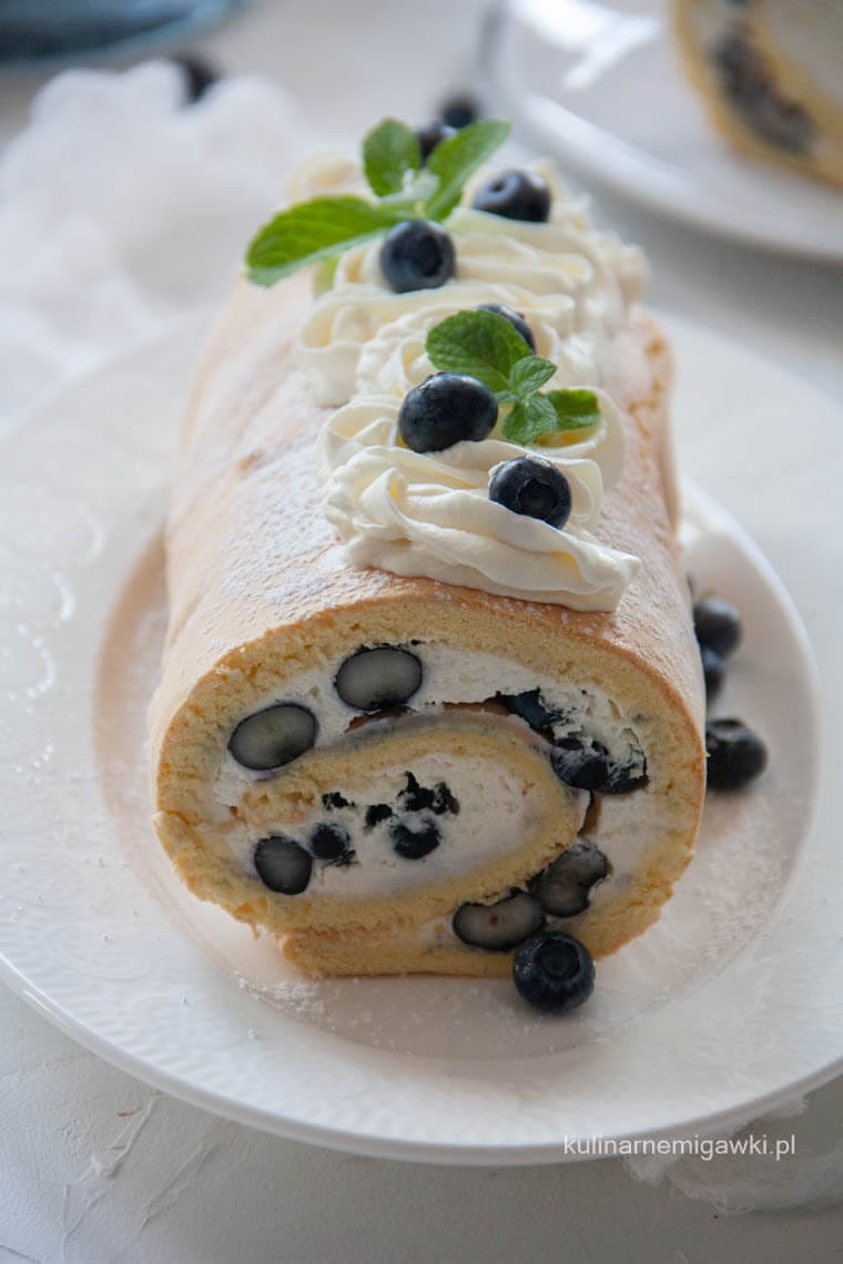 Rolada biszkoptowa z borówkami