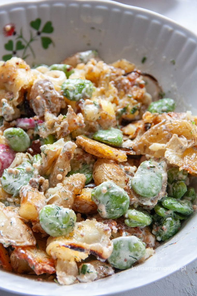 sałatka z pieczonymi ziemniakami i bobem