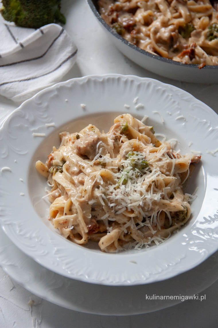 Tagliatelle z kurczakiem i brokułem