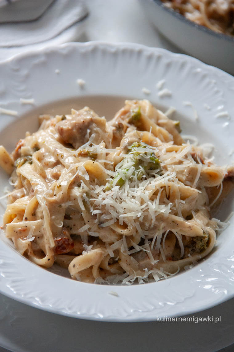 Tagliatelle z kurczakiem i brokułem