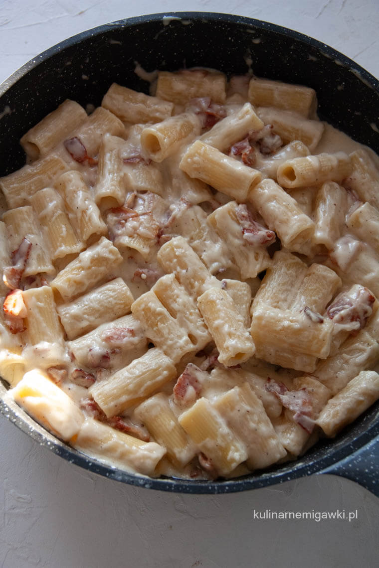 Makaron z sosem Alfredo i boczkiem