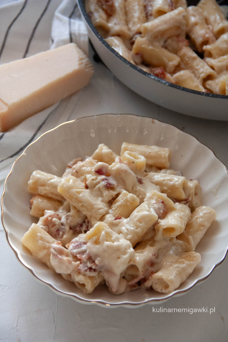 Makaron z sosem Alfredo i boczkiem