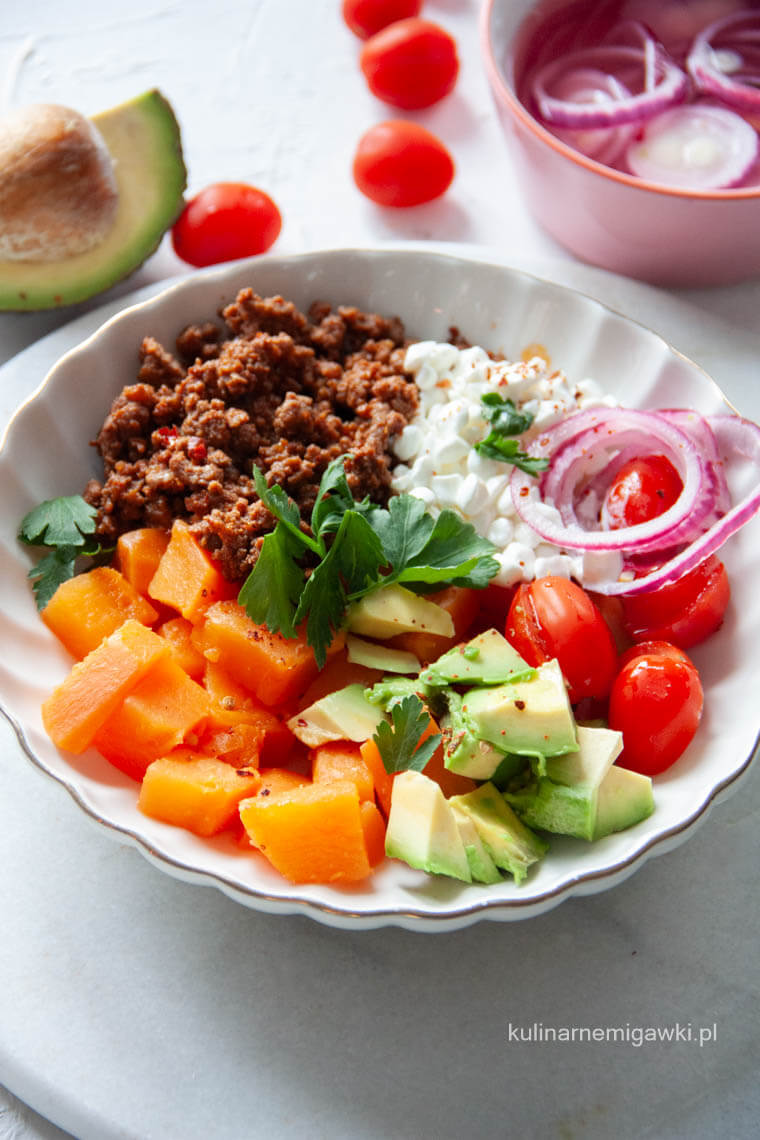 Bowl z wołowiną, batatem i serkiem wiejskim