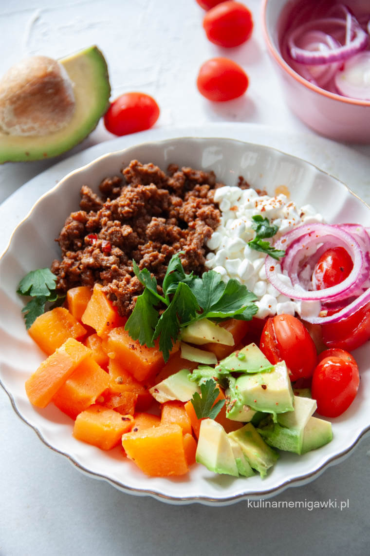 Bowl z wołowiną, batatem i serkiem wiejskim